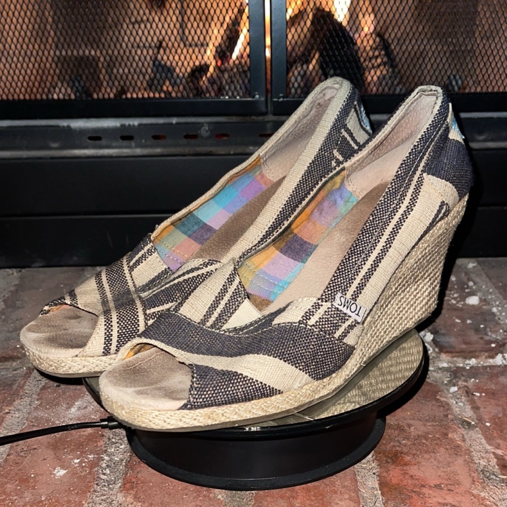 10W - TOMS Women's Black & Tan Wedge Shoes